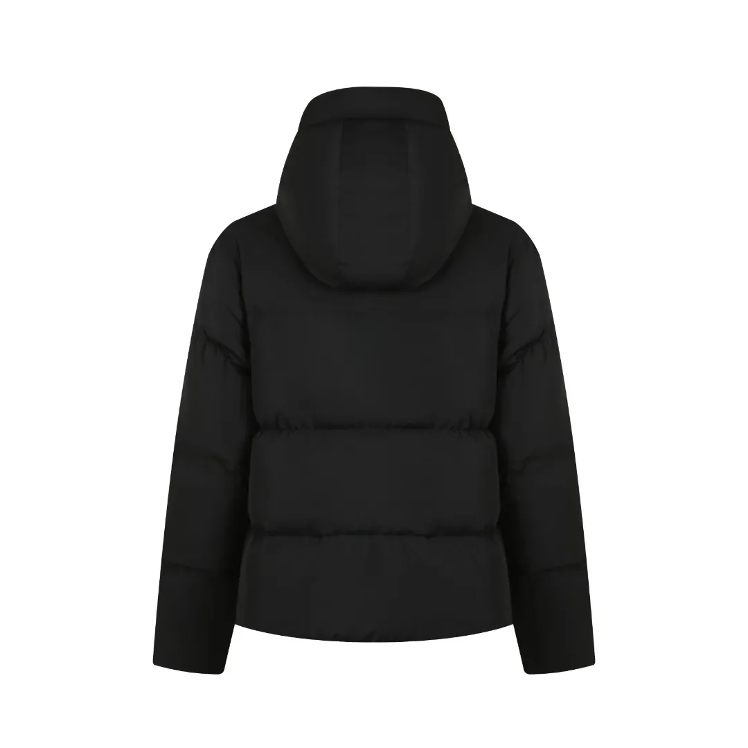 P980 Canada Goose hooded down jacket Fabric selection: Weaved with 400T high-count yarn. After special water-repellent treatment, the surface forms a lotus leaf effect - raindrops will slide down in beads, and snow particles will fall off when touched. The tear resistance reaches 200N (approximately 20kg load-bearing), the light gray matte texture breaks the stereotype of "outdoor clothing = hardcore", and the soft luster presents a high-end matte effect under urban neon lights, seamlessly switching scenes from ski resorts to CBD office buildings.  Process 1: Use polyester woven ribbons as the base, and use high-precision computer embroidery to decorate the brand letters on the ribbons. The edges of the pattern are clear, the stitches are fine and even, and multiple layers of embroidery threads are stacked to enhance the three-dimensional effect.  Process 2: Precision thread reinforcement to prevent velvet drilling and ensure that the fluffy and resilient elasticity lasts as new.  Details: The embedded cuffs are three-dimensionally woven to form a "wavy" elastic structure, forming natural folds when fitting the wrist, increasing the contact area with the skin, thus improving the windproof effect. At the same time, micro-velvet treatment is added to the inside of the cuffs, which feels like a second layer of skin and avoids friction on the skin from metal zippers or hard fabrics.  90 national standard high-quality white duck down: selected high-loft down, weighing 240g, light and warm, with excellent temperature locking performance and good resilience.  Accessories: 1:1 customized armband, 1:1 customized zipper pendant, 1:1 customized elastic buckle, etc. SIZE: S M L XL